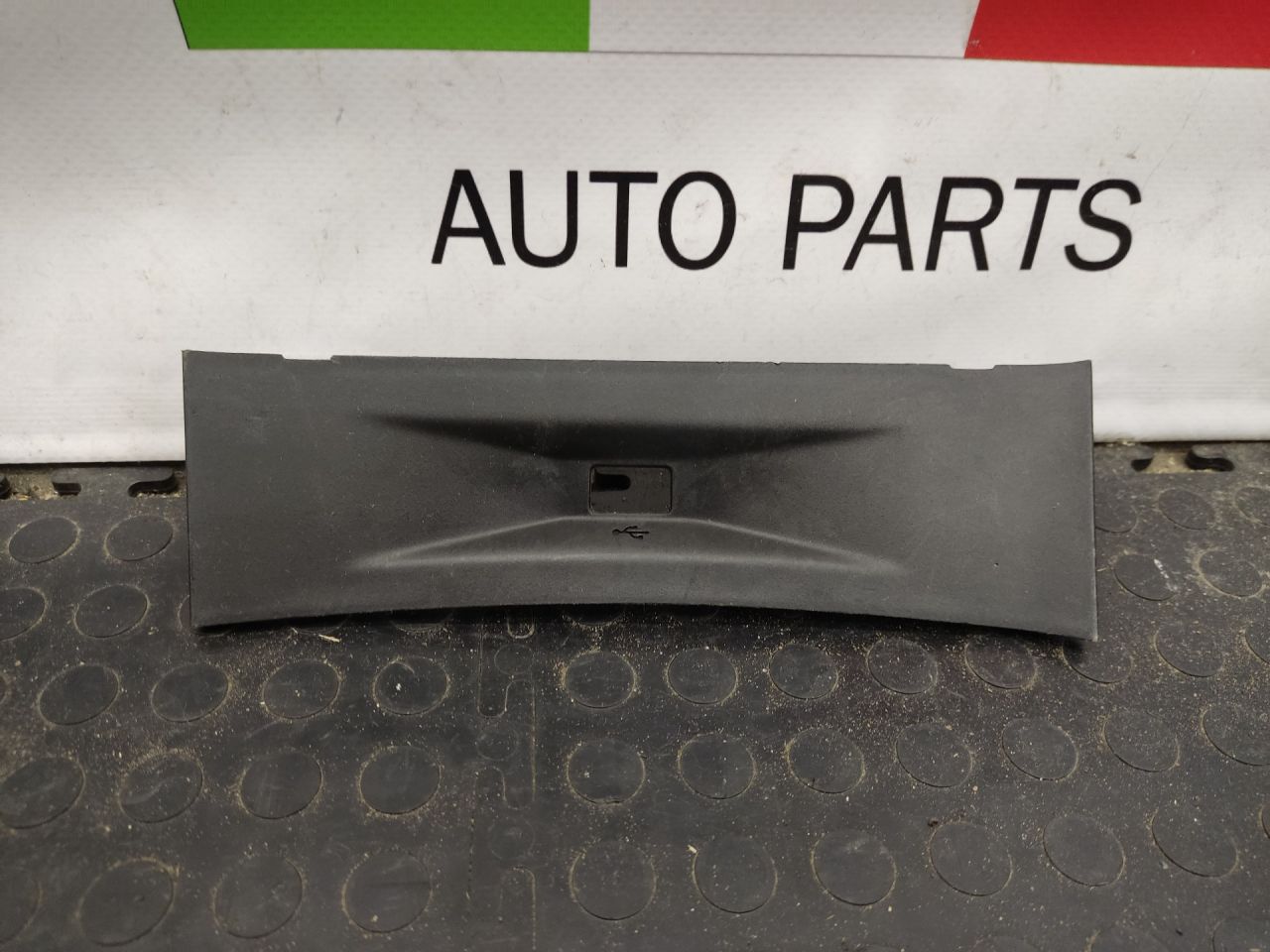 пластик Alfa Romeo Giulia 2 поколение 952 2019, 2.0 л., бензин, АКПП, rosso red, седан, задний привод, правый руль, 156112927 - фото №1