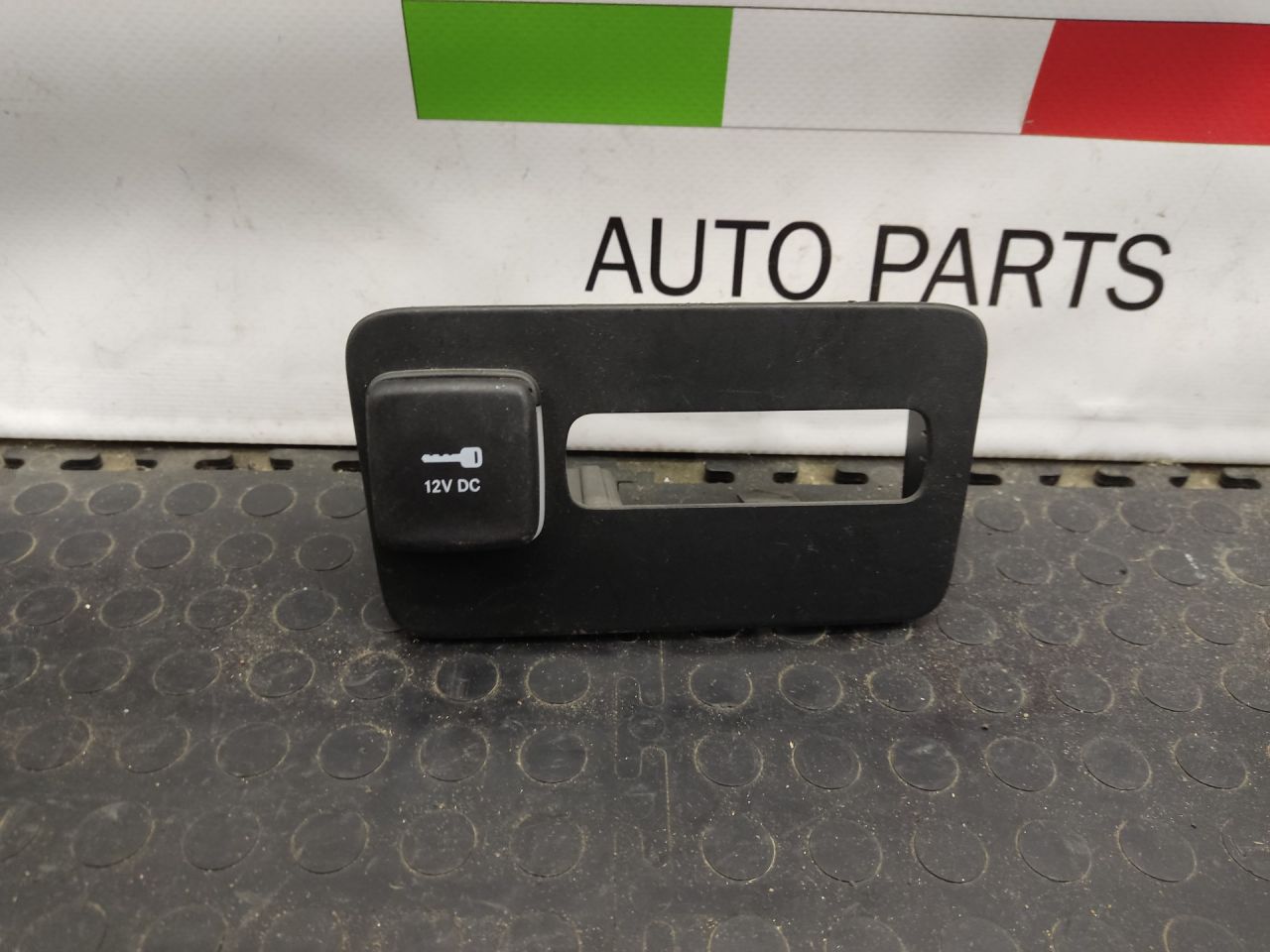 прикуриватель Alfa Romeo Giulia 2 поколение 952 2018, 2.0 л., бензин, АКПП, задний привод, 156109914 - фото №1