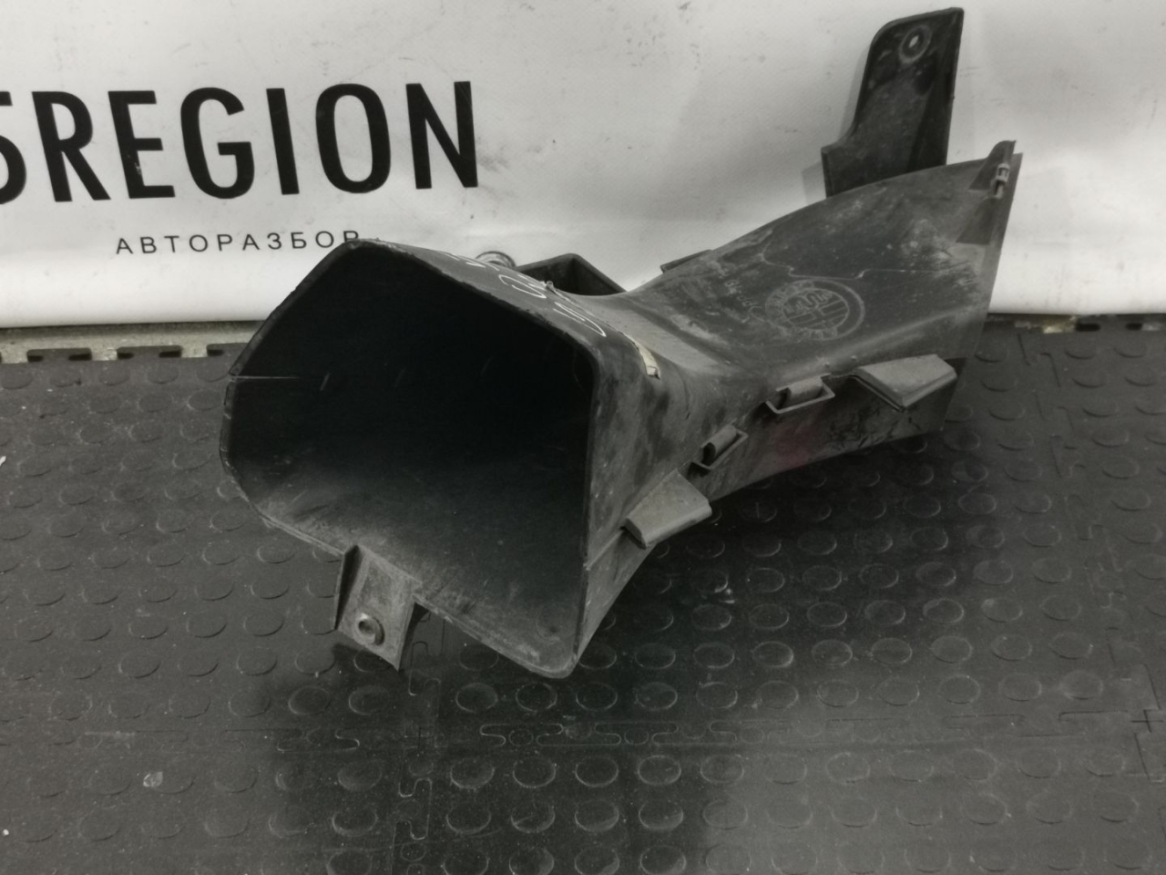 воздуховод тормозной левый Alfa Romeo Giulia 2 поколение 952 2018, 2.2 л., дизель, АКПП, montecarlo blue, седан, задний привод, правый руль, 156119798 - фото №1