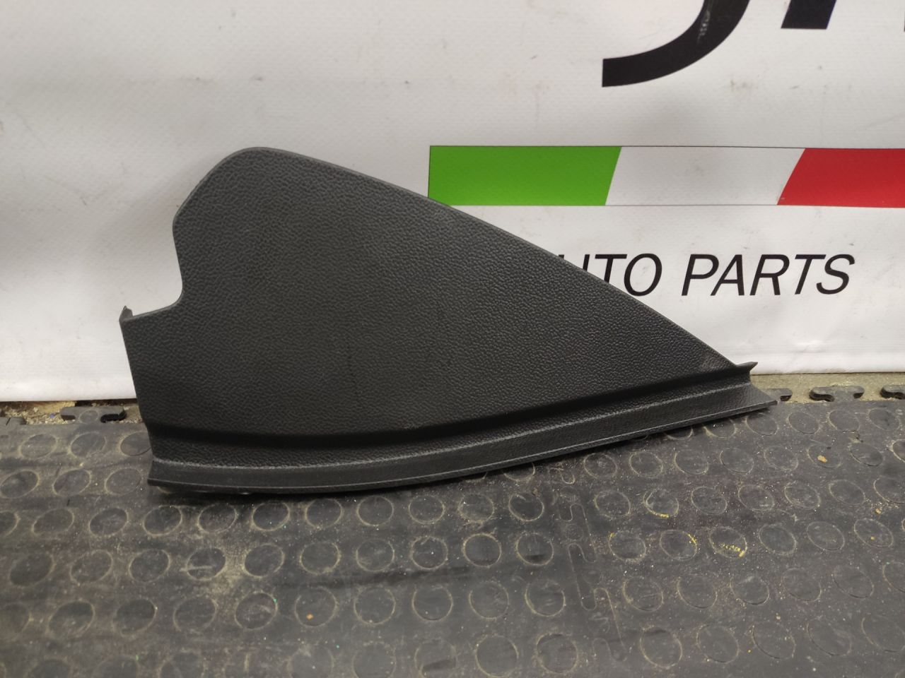 пластик Alfa Romeo Giulia 2 поколение 952 2019, 2.0 л., бензин, АКПП, rosso red, седан, задний привод, правый руль - фото №1