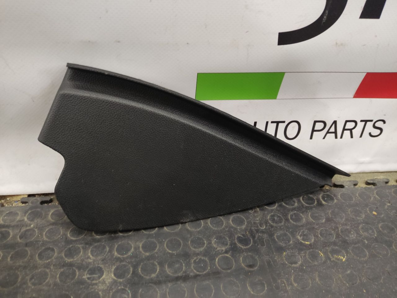 пластик Alfa Romeo Giulia 2 поколение 952 2019, 2.0 л., бензин, АКПП, rosso red, седан, задний привод, правый руль - фото №1