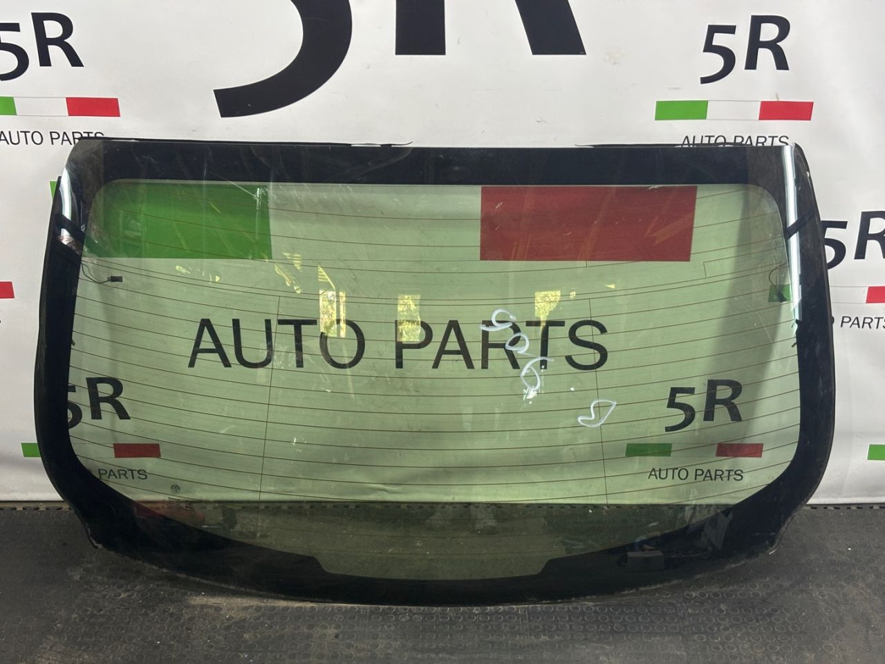 стекло заднее Alfa Romeo Giulia 2 поколение 952 2018, 2.0 л., бензин, АКПП, rosso red, седан, полный привод, 505347010 - фото №1