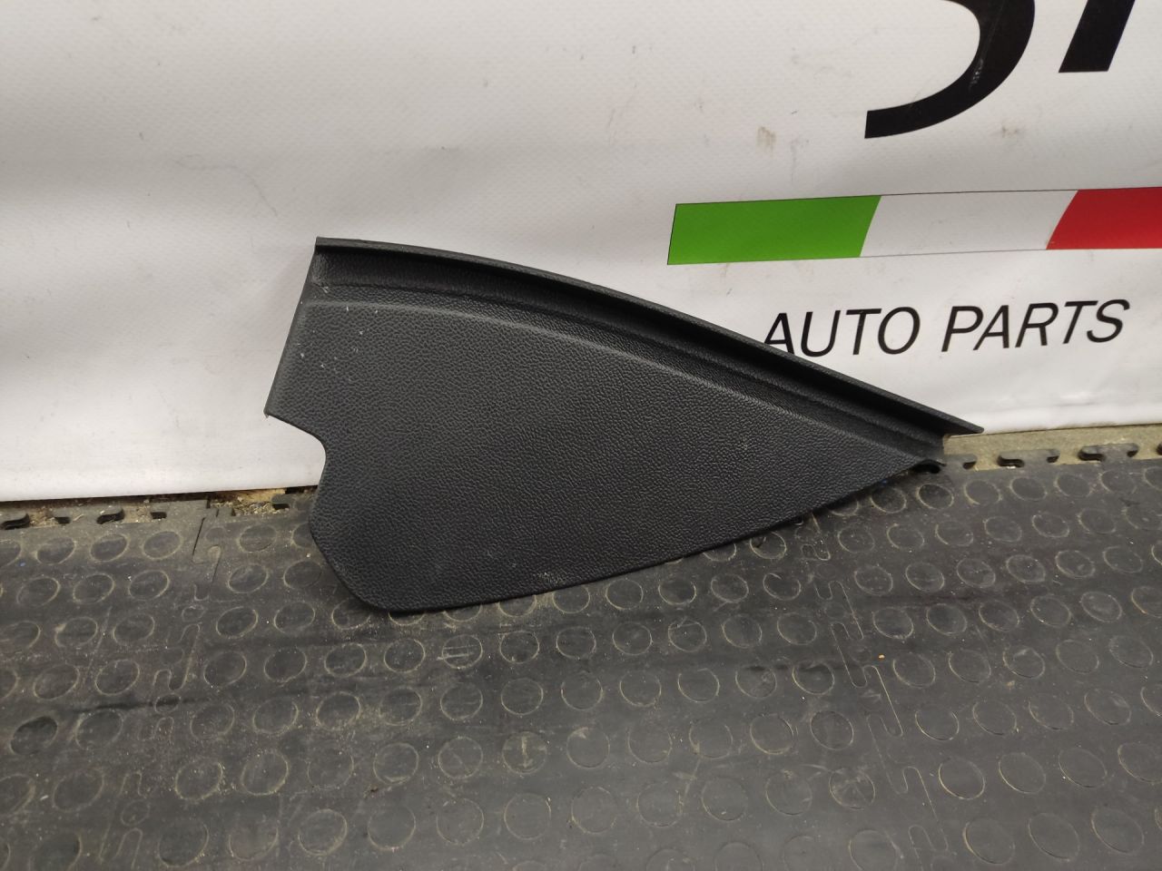 пластик Alfa Romeo Giulia 2 поколение 952 2018, 2.0 л., бензин, АКПП, седан, задний привод, правый руль - фото №1