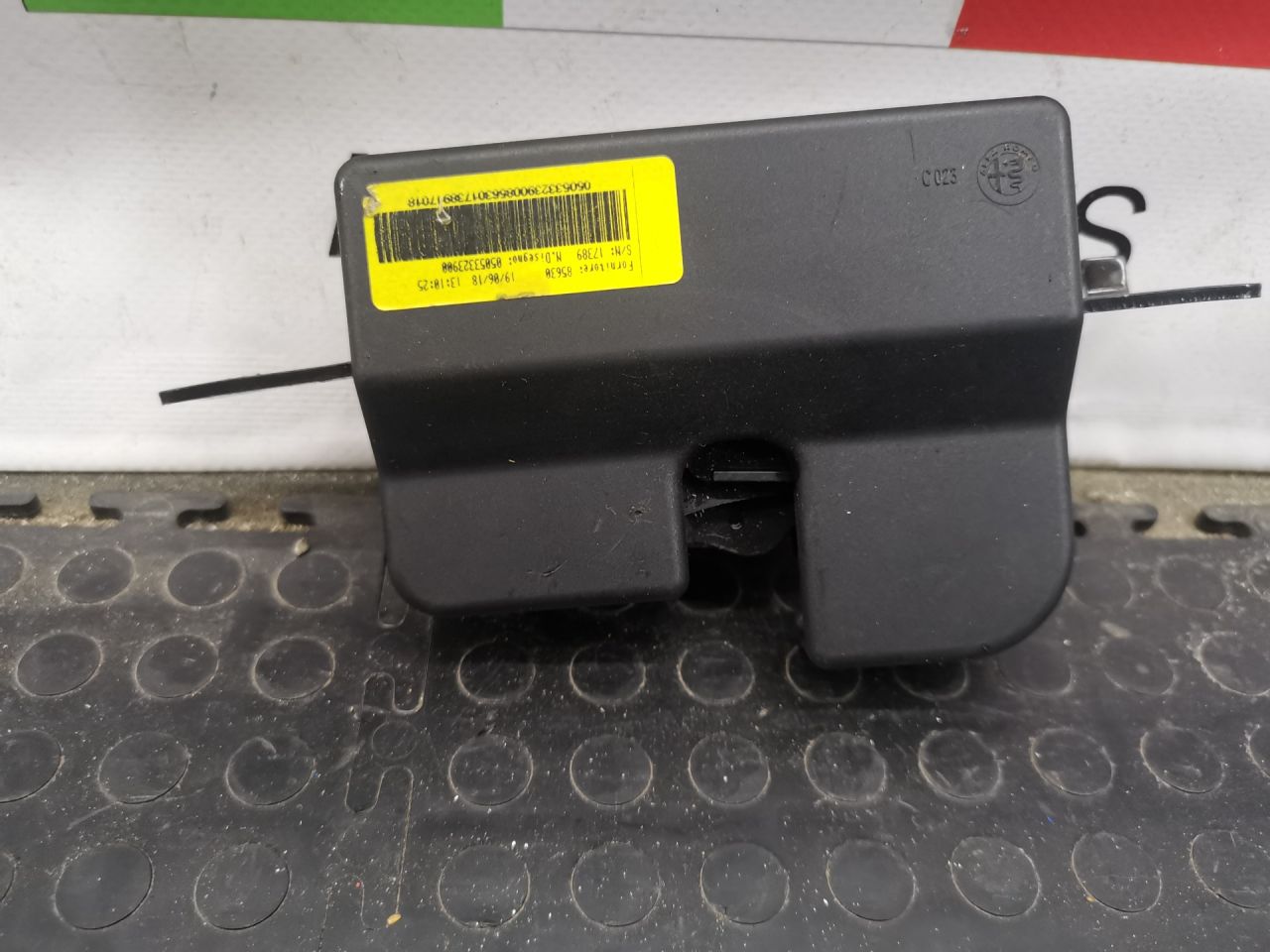 замок спинки сиденья заднего правого Alfa Romeo Giulia 2 поколение 952 2018, 2.0 л., бензин, АКПП, седан, задний привод, правый руль, 50533239 - фото №1