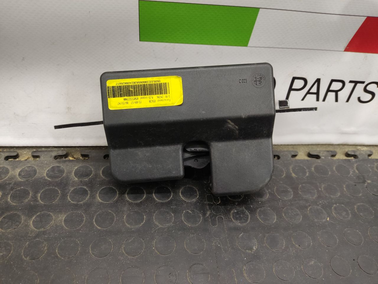 замок спинки сиденья Alfa Romeo Giulia 2 поколение 952 2018, 2.0 л., бензин, АКПП, седан, задний привод, правый руль, 5053323900 - фото №1