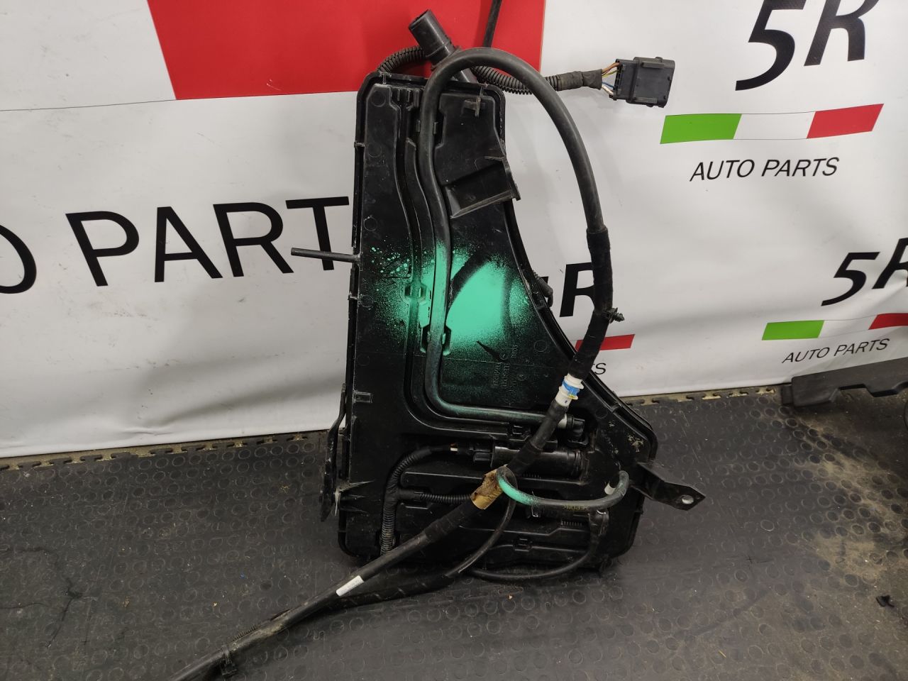 бачок омывателя Alfa Romeo Stelvio 1 поколение 949 2019, 2.0 л., бензин, АКПП, rosso red, внедорожник 5 дв., полный привод, правый руль - фото №1