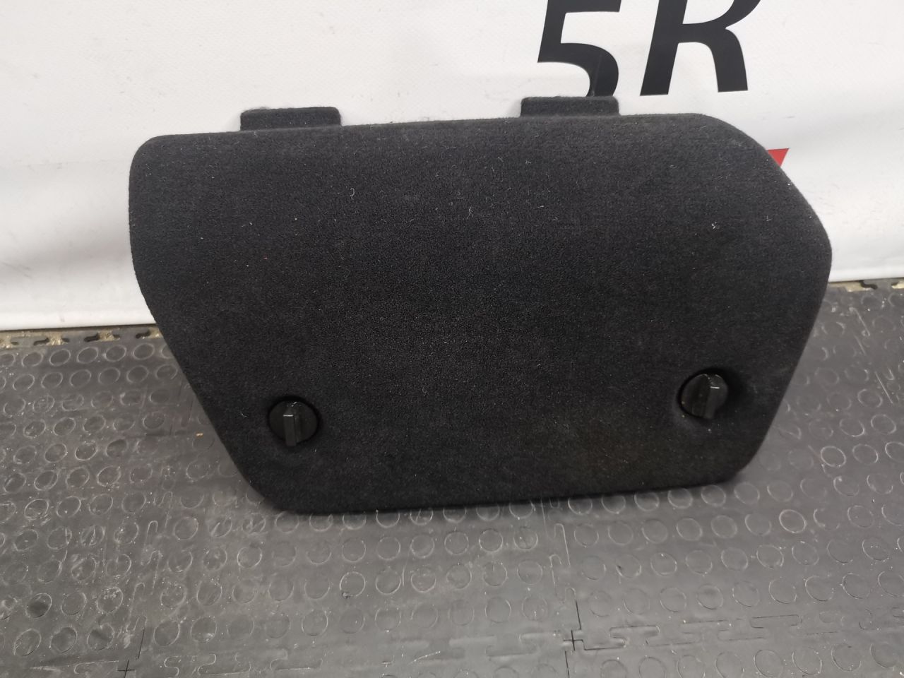 обшивка багажника Alfa Romeo Stelvio 1 поколение 949 2019, 2.0 л., бензин, АКПП, rosso red, внедорожник 5 дв., полный привод, правый руль - фото №1