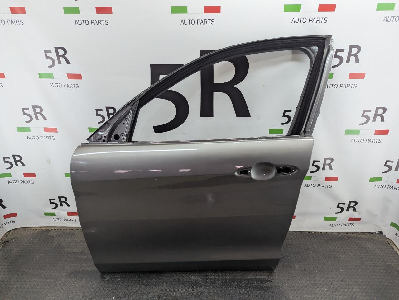 дверь передняя левая Alfa Romeo Stelvio 1 поколение 949 2019, 2.0 л., бензин, АКПП, vesuvio gray metallic, внедорожник 5 дв., полный привод, правый руль - фото №1