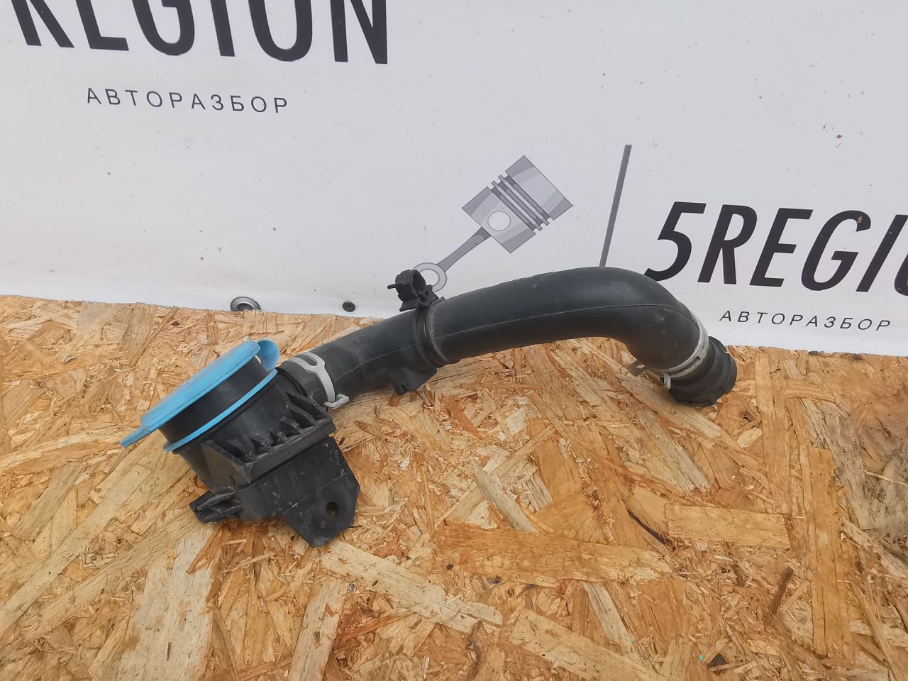 горловина бачка омывателя Alfa Romeo Stelvio 1 поколение 949 2019, 2.0 л., бензин, АКПП, rosso red, внедорожник 5 дв., полный привод, правый руль - фото №1