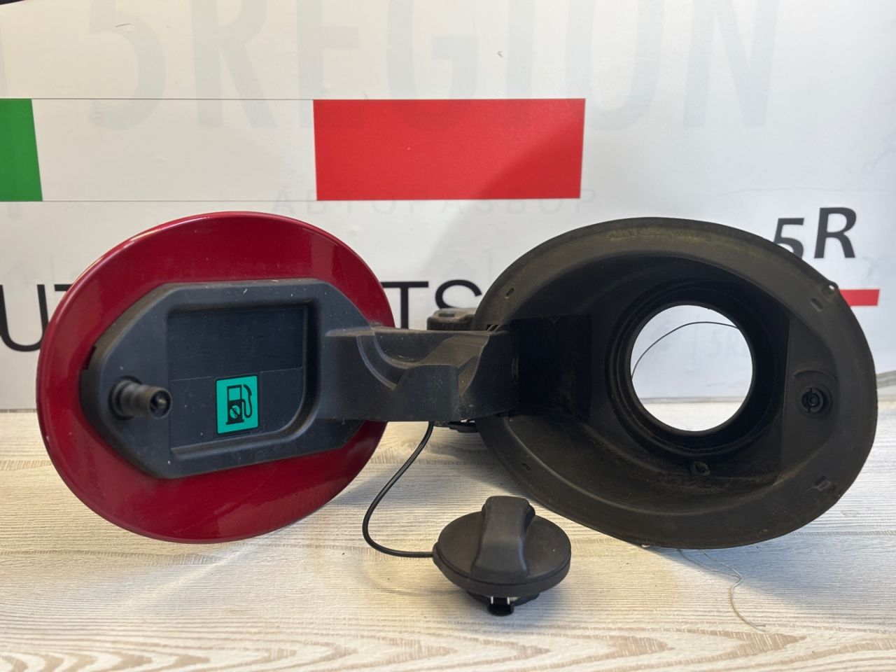 лючок топливного бака Alfa Romeo Giulia 2 поколение 952 2017, 2.9 л., бензин, АКПП, rosso competizione, седан, задний привод, правый руль, 50544462 - фото №1