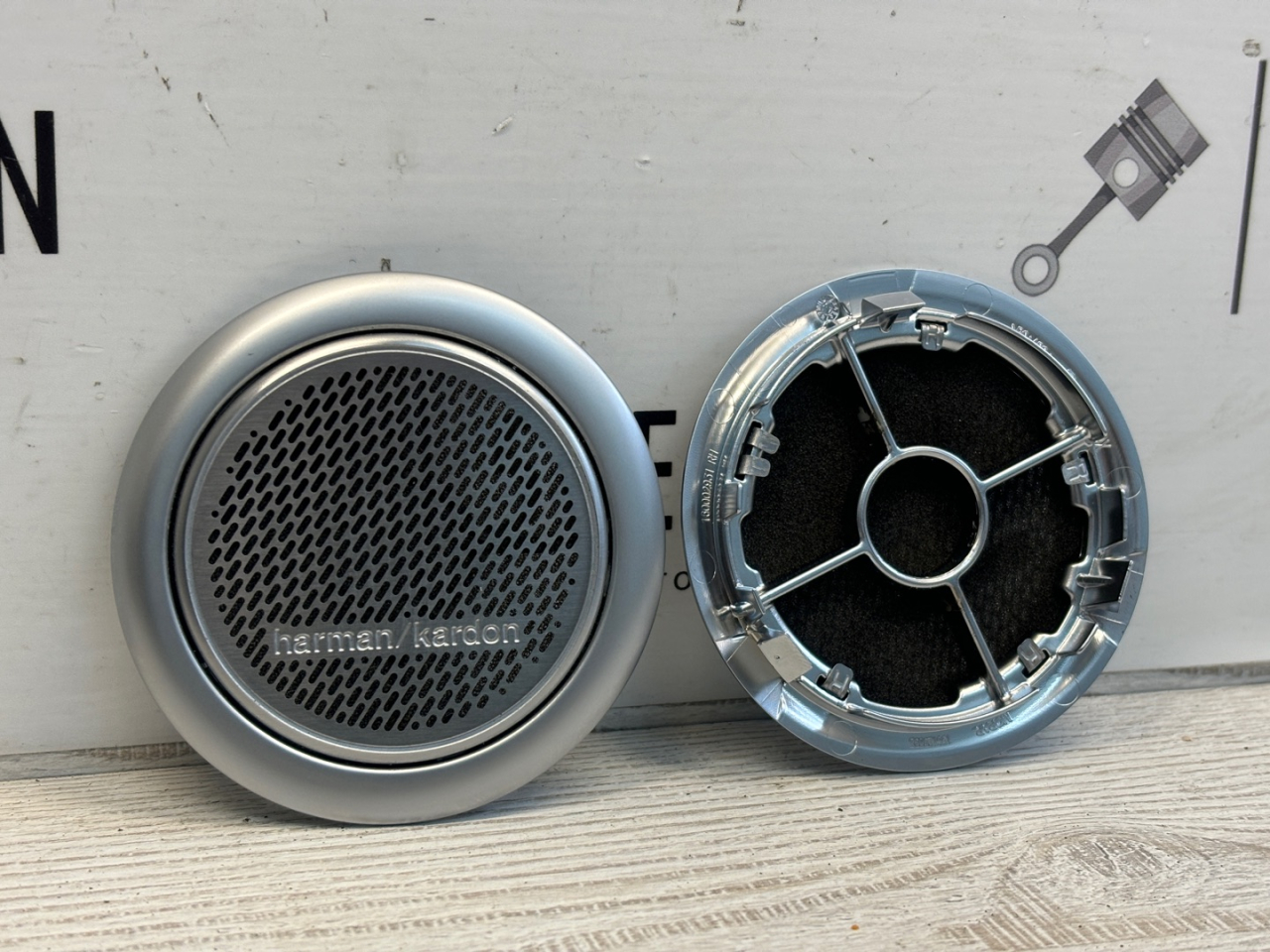 сетка на динамик Alfa Romeo Stelvio 1 поколение 949 2019, 2.2 л., дизель, АКПП, внедорожник 5 дв., полный привод, правый руль, 156129, 156129098 - фото №1