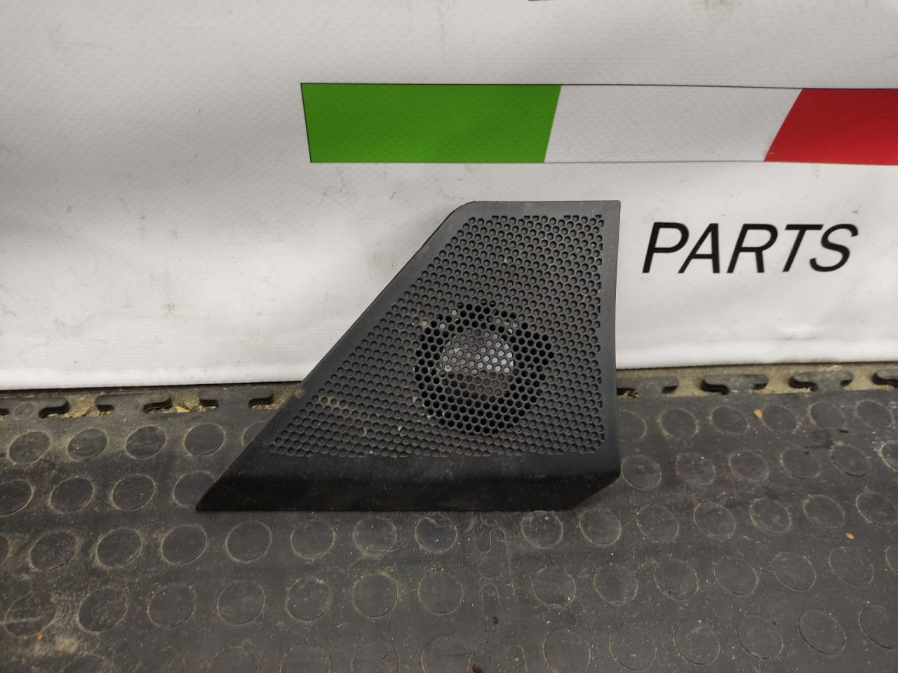 Накладка (сетка) динамика Alfa Romeo Stelvio 1 поколение 949 2019, 2.0 л., бензин, АКПП, rosso red, внедорожник 5 дв., полный привод, правый руль, 156115289 - фото №1