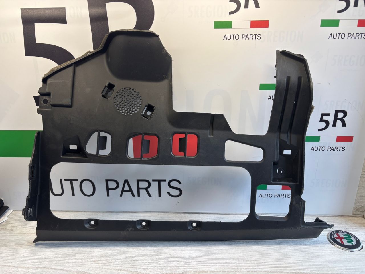 пластик Alfa Romeo Giulia 2 поколение 952 2018, 2.0 л., бензин, АКПП, vesuvio gray metallic, седан, полный привод, 156112993 - фото №1