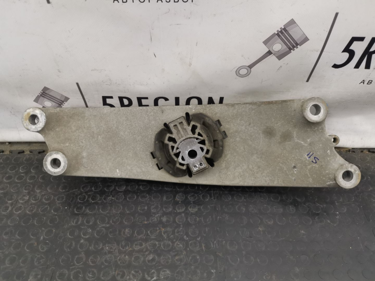 подушка крепления КПП Alfa Romeo Stelvio 1 поколение 949 2018, 2.0 л., бензин, АКПП, vesuvio gray metallic, внедорожник 5 дв., полный привод, правый руль - фото №1