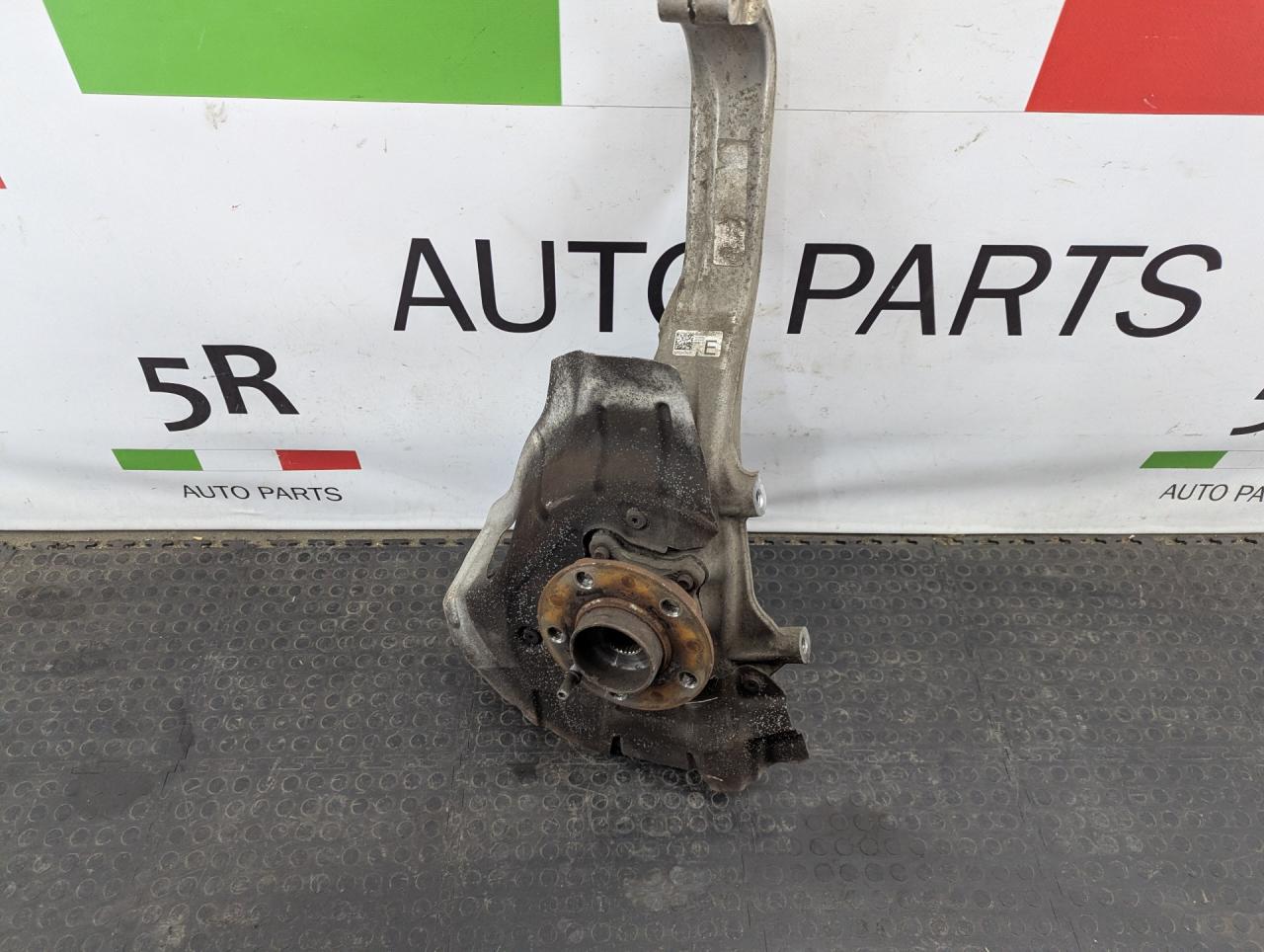 кулак поворотный левый Alfa Romeo Stelvio 1 поколение 949 2019, 2.0 л., бензин, АКПП, vesuvio gray metallic, внедорожник 5 дв., полный привод, правый руль, 50541551 - фото №1