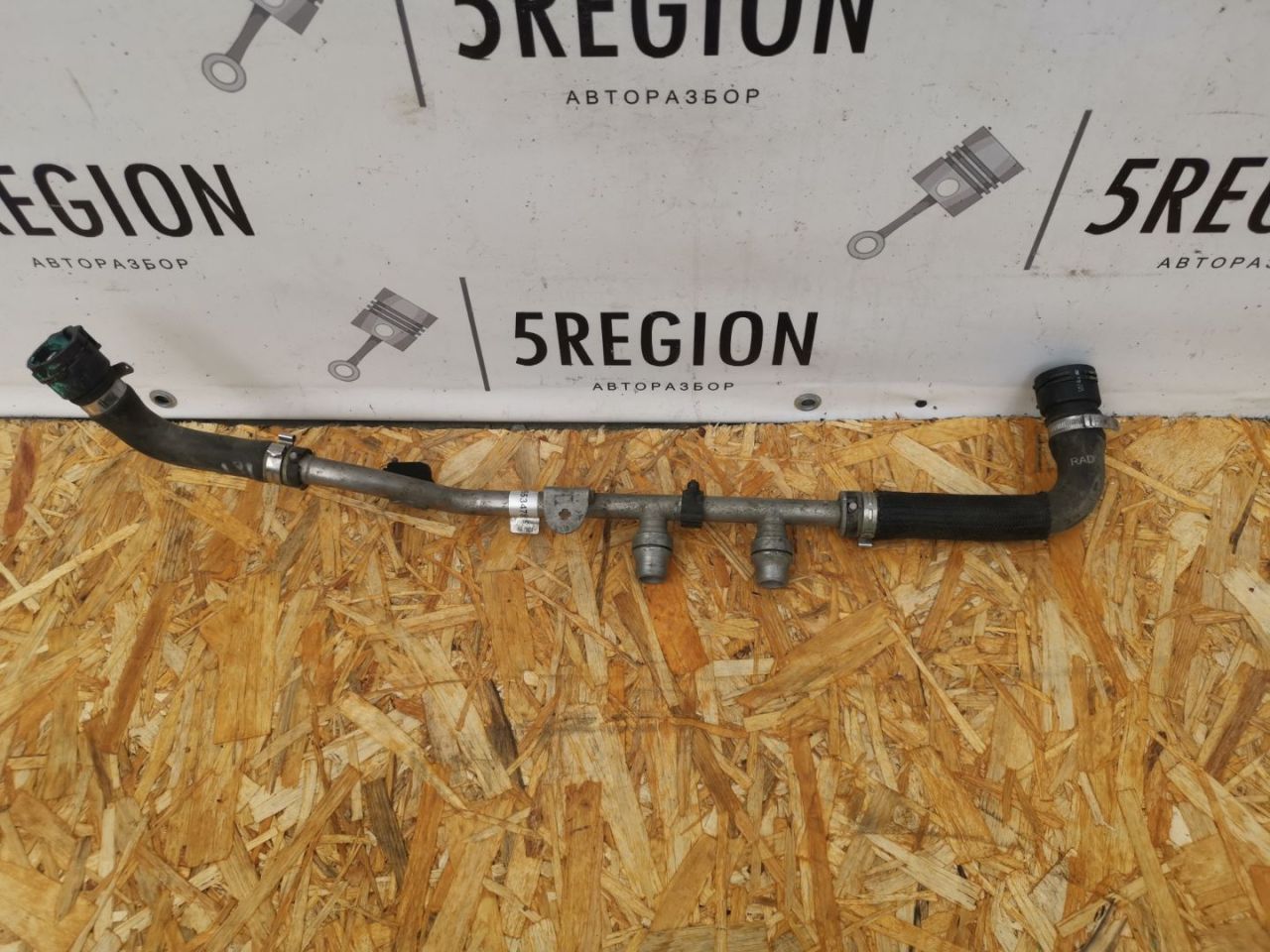 патрубок радиатора Alfa Romeo Stelvio 1 поколение 949 2019, 2.0 л., бензин, АКПП, rosso red, внедорожник 5 дв., полный привод, правый руль, 50553478 - фото №1