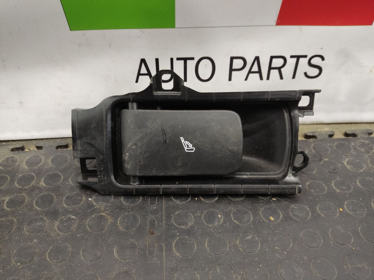 кнопка (выключатель) Alfa Romeo Stelvio 1 поколение 949 2019, 2.0 л., бензин, АКПП, rosso red, внедорожник 5 дв., полный привод, правый руль - фото №1