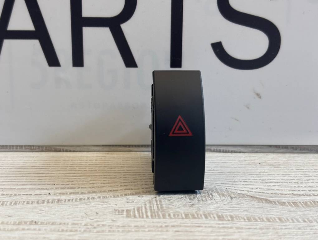 кнопка аварийной сигнализации Alfa Romeo Giulia 2 поколение 952 2018, 2.0 л., бензин, АКПП, rosso red, седан, полный привод, 156109575 - фото №1