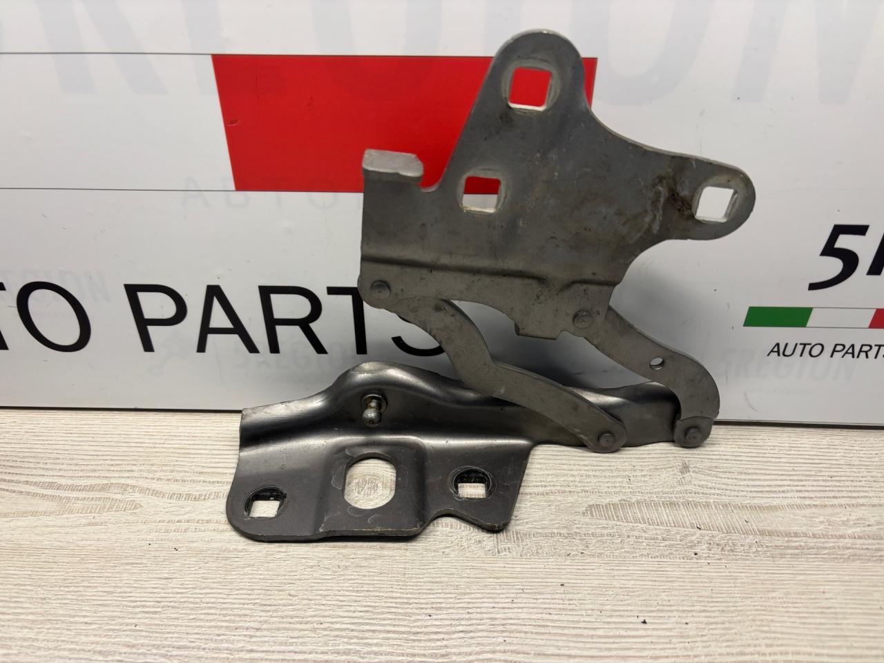 петля капота левая Alfa Romeo Stelvio 1 поколение 949 2019, 2.0 л., бензин, АКПП, vesuvio gray metallic, внедорожник 5 дв., полный привод, правый руль - фото №1