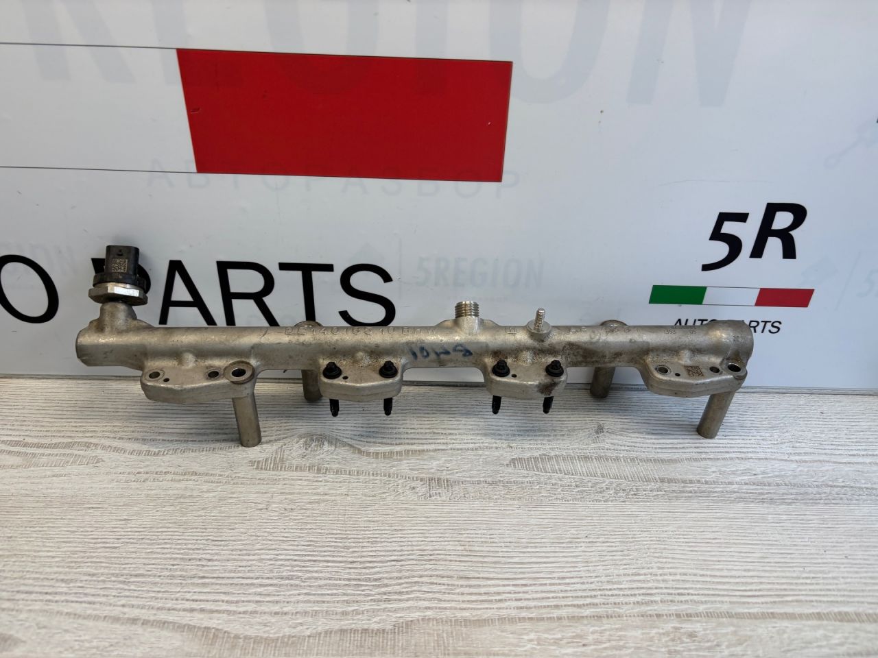 топливная рампа BMW 5 серия G30/G31 2019, 2.0 л., бензин, АКПП, седан, задний привод, правый руль, 0261547002, 8631820 - фото №1