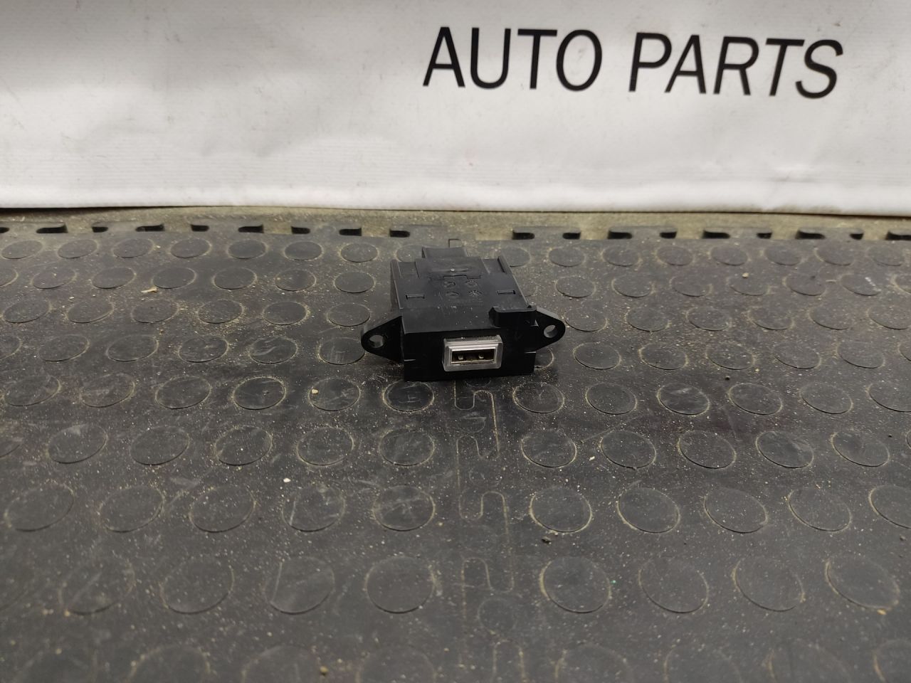 разъем AUX / USB Alfa Romeo Giulia 2 поколение 952 2018, 2.2 л., дизель, АКПП, montecarlo blue, седан, задний привод, правый руль, 1561291680 - фото №1