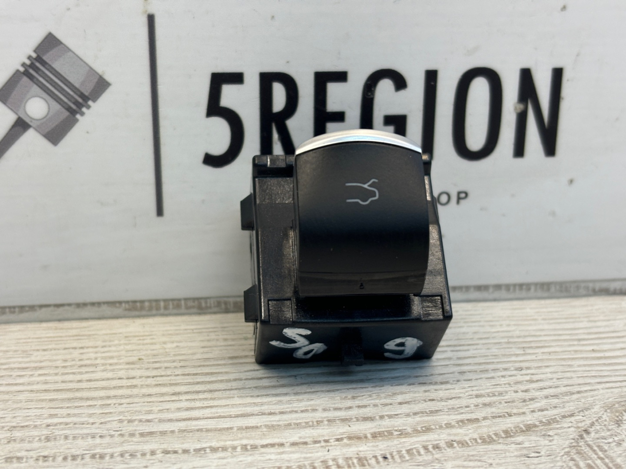 кнопка открытия багажника Alfa Romeo Stelvio 1 поколение 949 2019, 2.2 л., дизель, АКПП, внедорожник 5 дв., полный привод, правый руль, 156117021 - фото №1