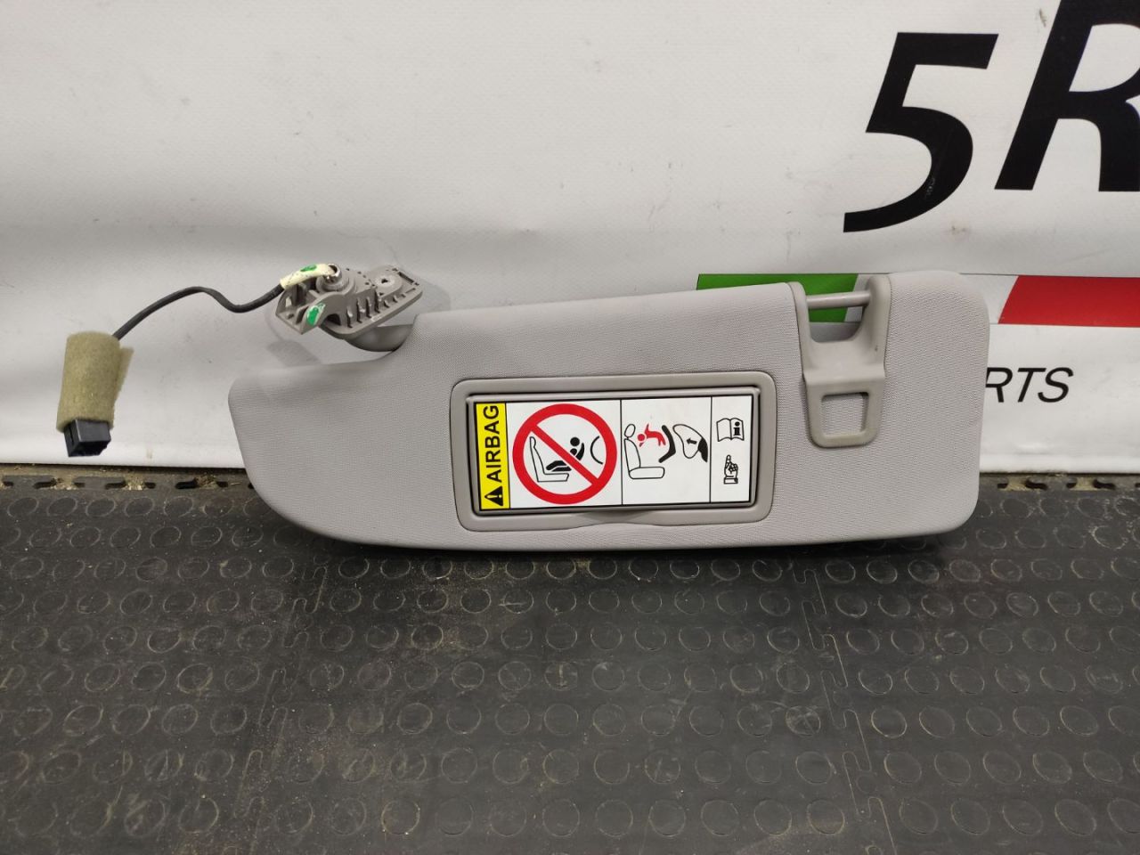 козырек солнцезащитный Alfa Romeo Giulia 2 поколение 952 2018, 2.0 л., бензин, АКПП, седан, задний привод, правый руль - фото №1