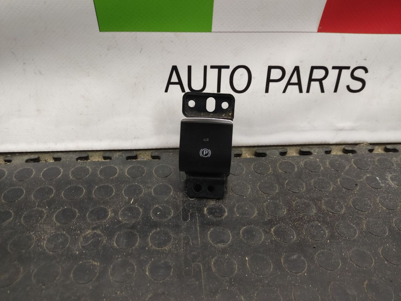 кнопка ручного тормоза (ручника) Alfa Romeo Giulia 2 поколение 952 2018, 2.2 л., дизель, АКПП, montecarlo blue, седан, задний привод, правый руль, 156118211 - фото №1