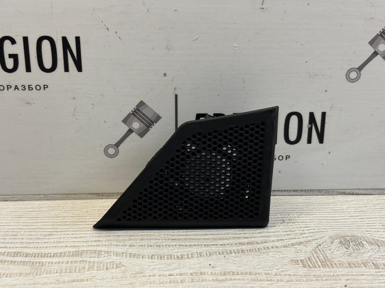 сетка на динамик Alfa Romeo Giulia 2 поколение 952 2018, 2.0 л., бензин, АКПП, montecarlo blue, седан, задний привод, правый руль - фото №1