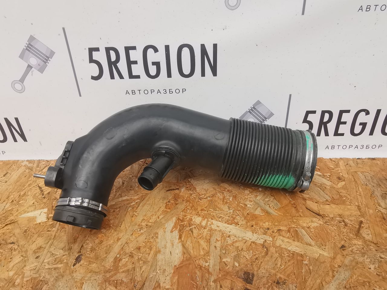 патрубок воздушного фильтра Alfa Romeo Stelvio 1 поколение 949 2019, 2.0 л., бензин, АКПП, rosso red, внедорожник 5 дв., полный привод, правый руль, 00505555740, 50555574 - фото №1