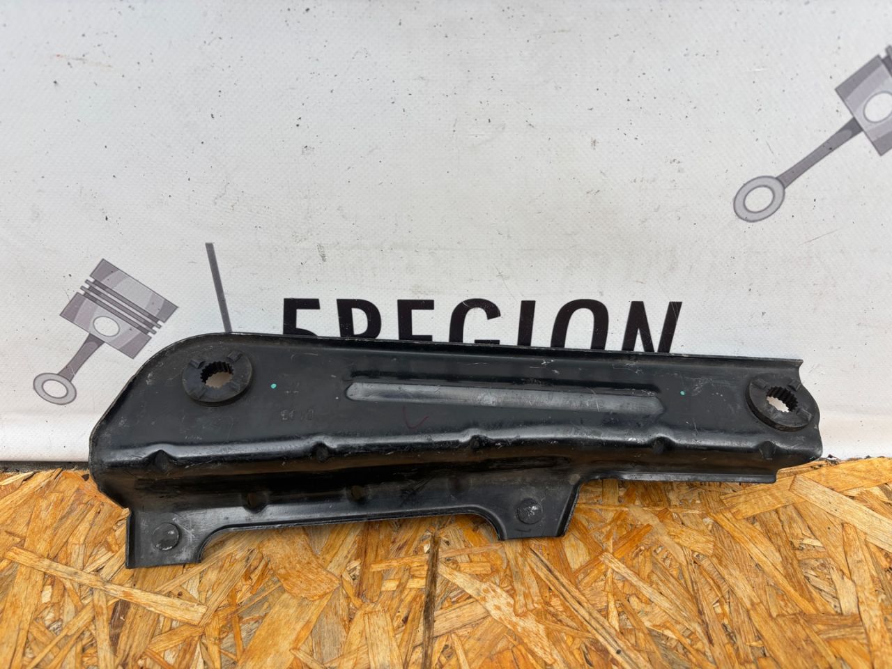 кронштейн радиатора Alfa Romeo Stelvio 1 поколение 949 2019, 2.0 л., бензин, АКПП, rosso red, внедорожник 5 дв., полный привод, правый руль - фото №1