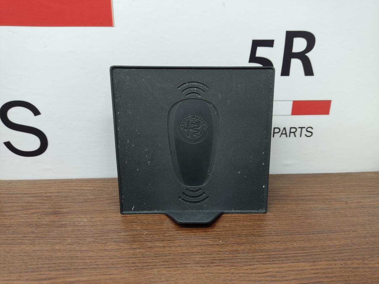 консоль салона Alfa Romeo Giulia 2 поколение 952 2019, 2.9 л., бензин, АКПП, black vulcano, седан, задний привод, правый руль, 156108127 - фото №1