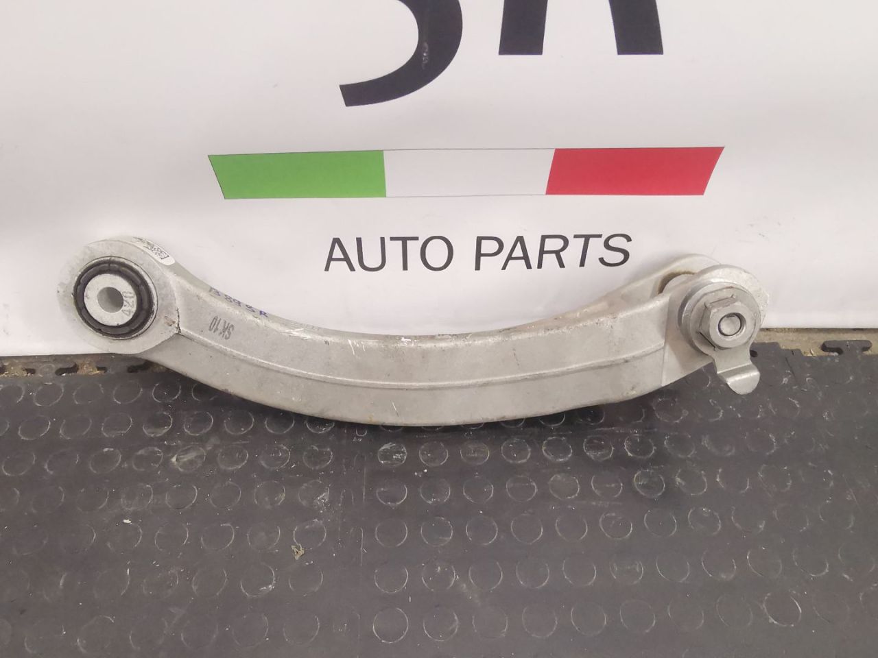 рычаг задний правый Alfa Romeo Giulia 2 поколение 952 2017, 2.0 л., бензин, АКПП, задний привод, 50543275 - фото №1