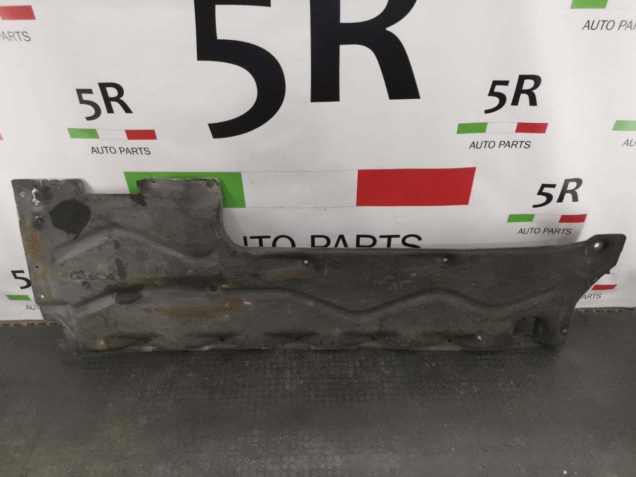 защита днища Alfa Romeo Giulia 2 поколение 952 2017, 2.9 л., бензин, АКПП, rosso competizione, седан, задний привод, правый руль, 50564055 - фото №1