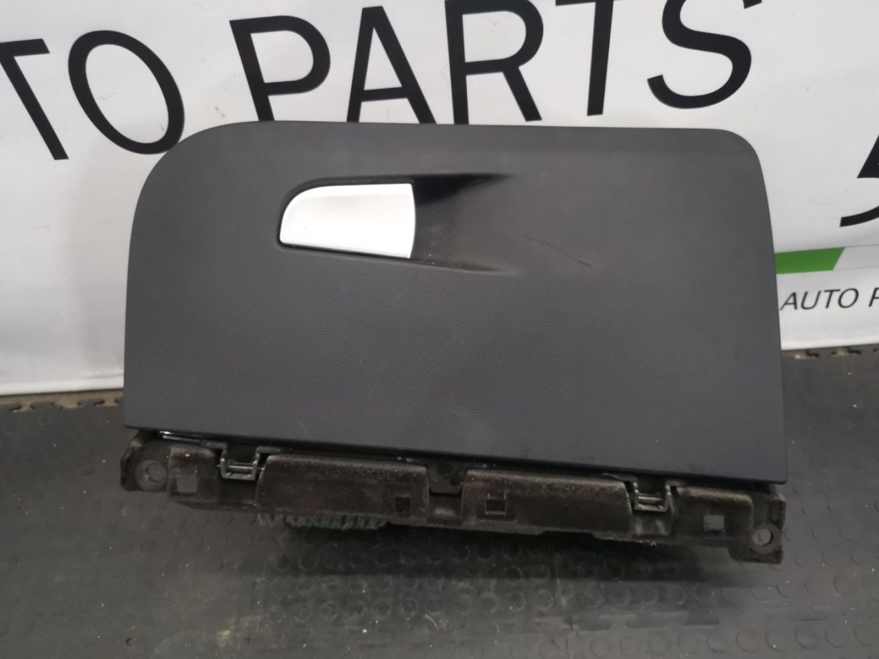 бардачок Alfa Romeo Giulia 2 поколение 952 2018, 2.0 л., бензин, АКПП, rosso red, седан, полный привод - фото №1