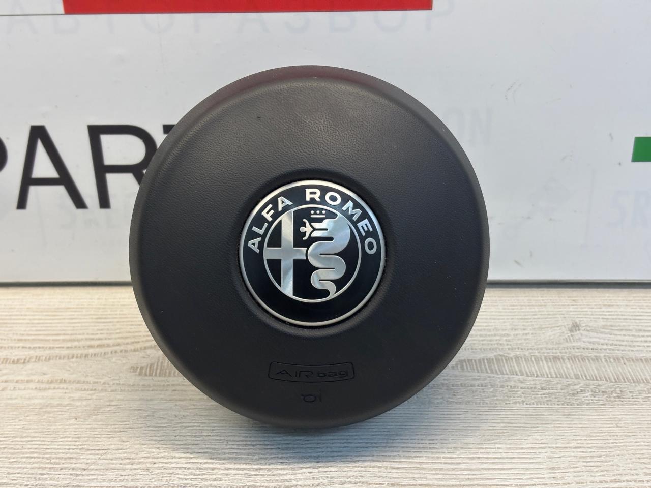 подушка безопасности водителя Alfa Romeo Stelvio 1 поколение 949 2019, 2.0 л., бензин, АКПП, vesuvio gray metallic, внедорожник 5 дв., полный привод, правый руль, 15612440 - фото №1