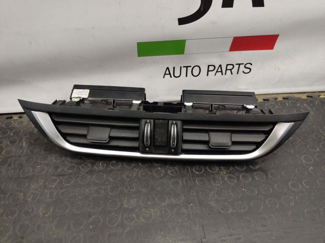 дефлектор обдува салона Alfa Romeo Stelvio 1 поколение 949 2019, 2.0 л., бензин, АКПП, rosso red, внедорожник 5 дв., полный привод, правый руль - фото №1