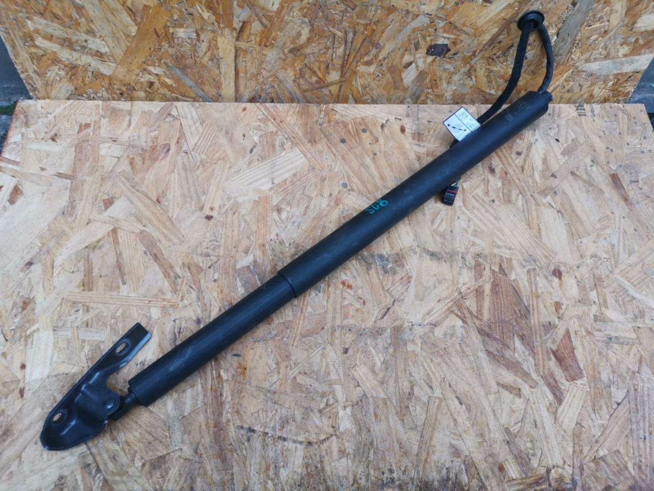 амортизатор крышки багажника (3-5 двери) Alfa Romeo Stelvio 1 поколение 949 2019, 2.2 л., дизель, АКПП, внедорожник 5 дв., полный привод, правый руль, 505603960 - фото №1