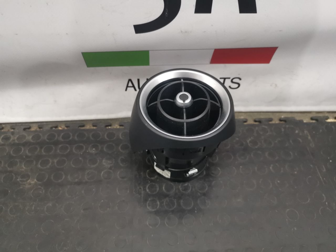 дефлектор обдува салона Alfa Romeo Giulia 2 поколение 952 2019, 2.0 л., бензин, АКПП, rosso red, седан, задний привод, правый руль, 156110177 - фото №1