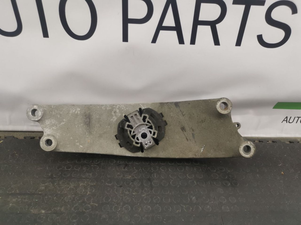 кронштейн КПП Alfa Romeo Giulia 2 поколение 952 2018, 2.0 л., бензин, АКПП, vesuvio gray metallic, седан, полный привод - фото №1