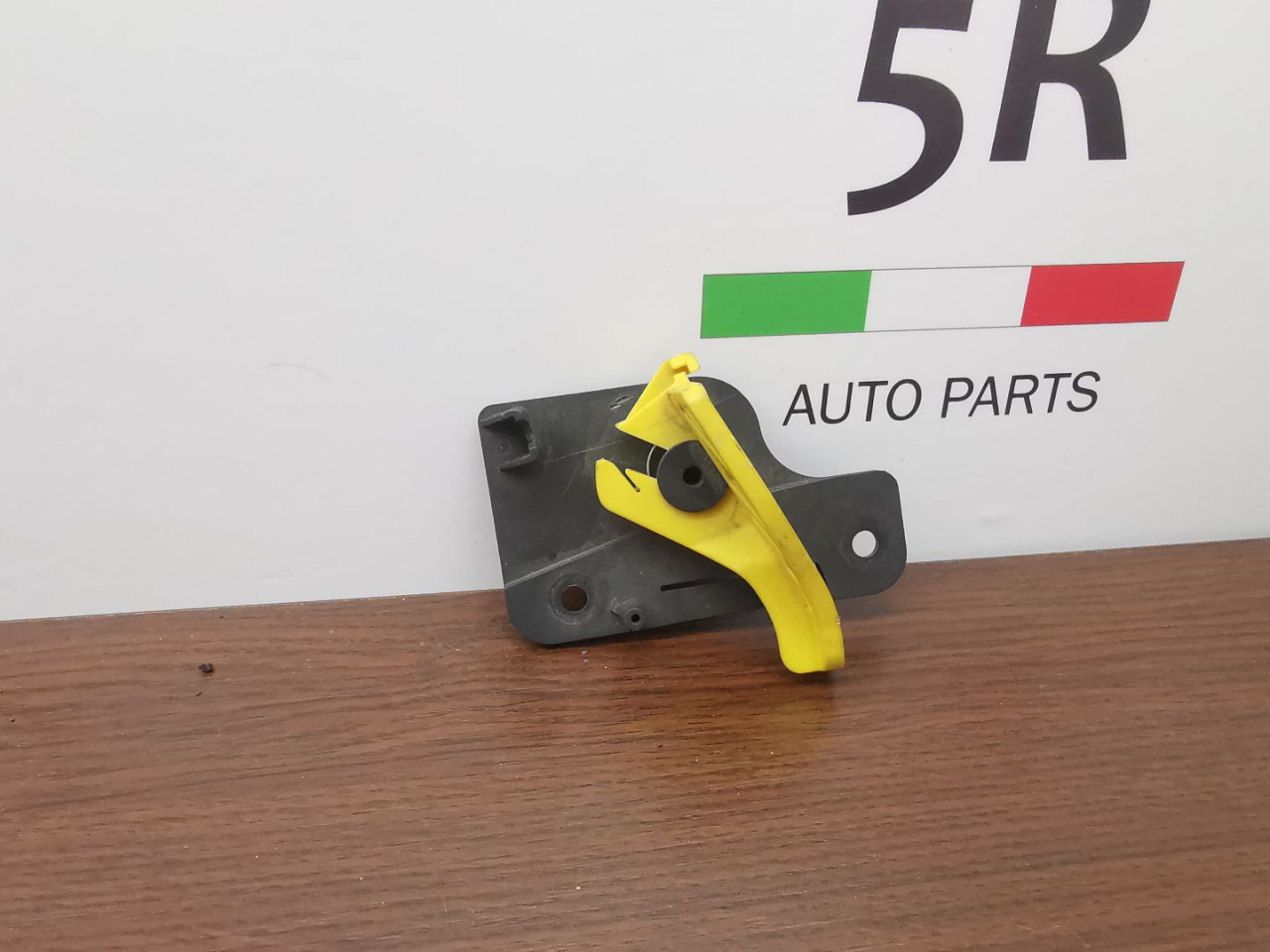 ручка открывания капота Alfa Romeo Giulia 2 поколение 952 2018, 2.0 л., бензин, АКПП, vesuvio gray metallic, седан, полный привод - фото №1