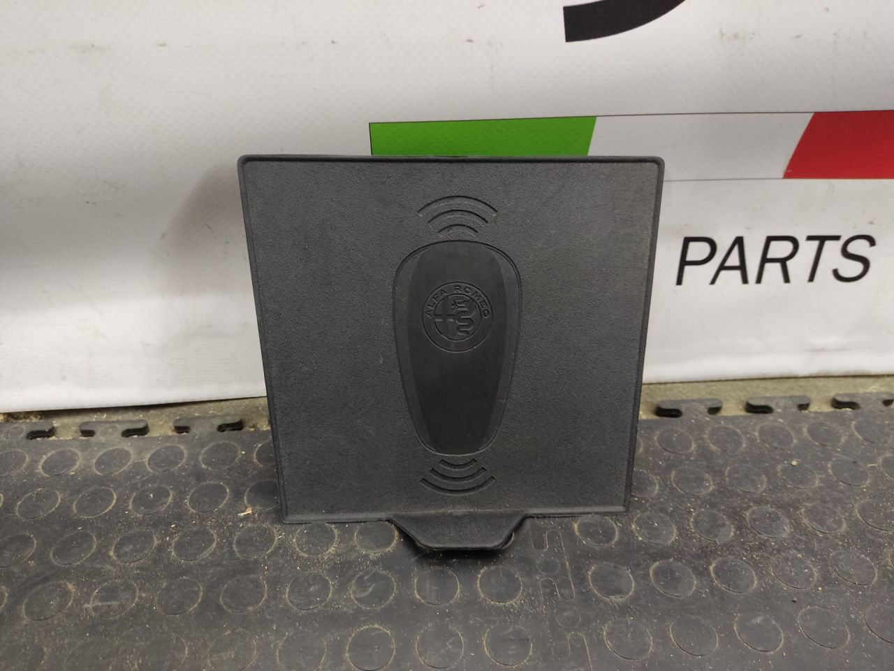 пластик Alfa Romeo Giulia 2 поколение 952 2018, 2.0 л., бензин, АКПП, montecarlo blue, седан, задний привод, правый руль, 156108127 - фото №1