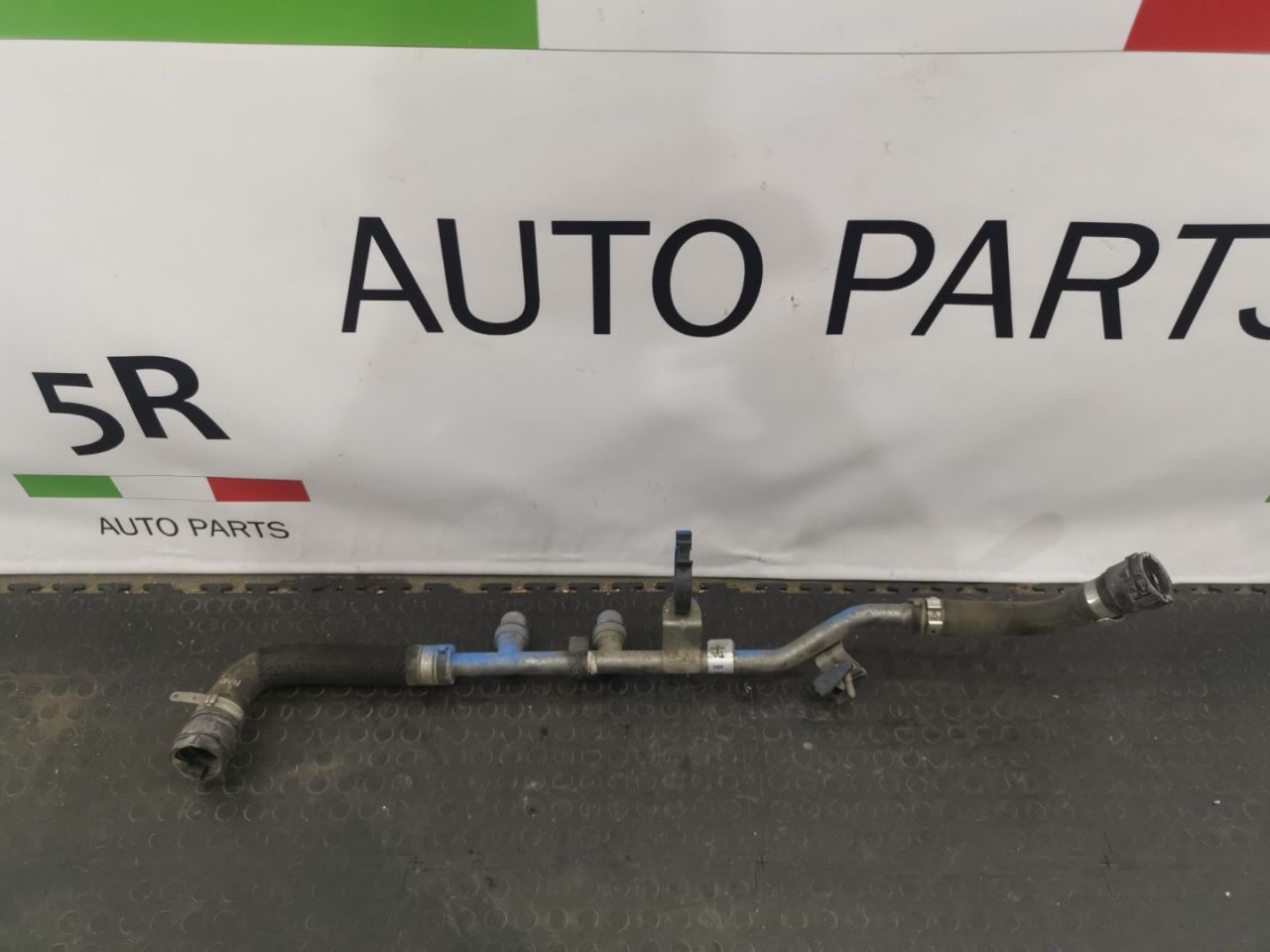 патрубок радиатора Alfa Romeo Stelvio 1 поколение 949 2018, 2.0 л., бензин, АКПП, vesuvio gray metallic, внедорожник 5 дв., полный привод, правый руль, 50553478 - фото №1