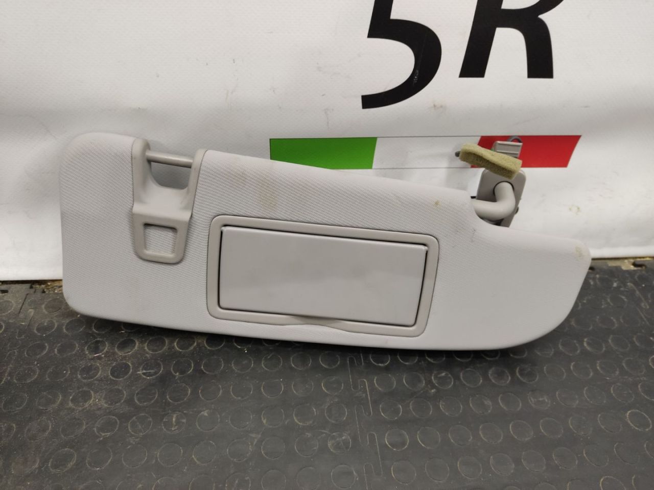 козырек солнцезащитный Alfa Romeo Giulia 2 поколение 952 2018, 2.0 л., бензин, АКПП, седан, задний привод, правый руль - фото №1