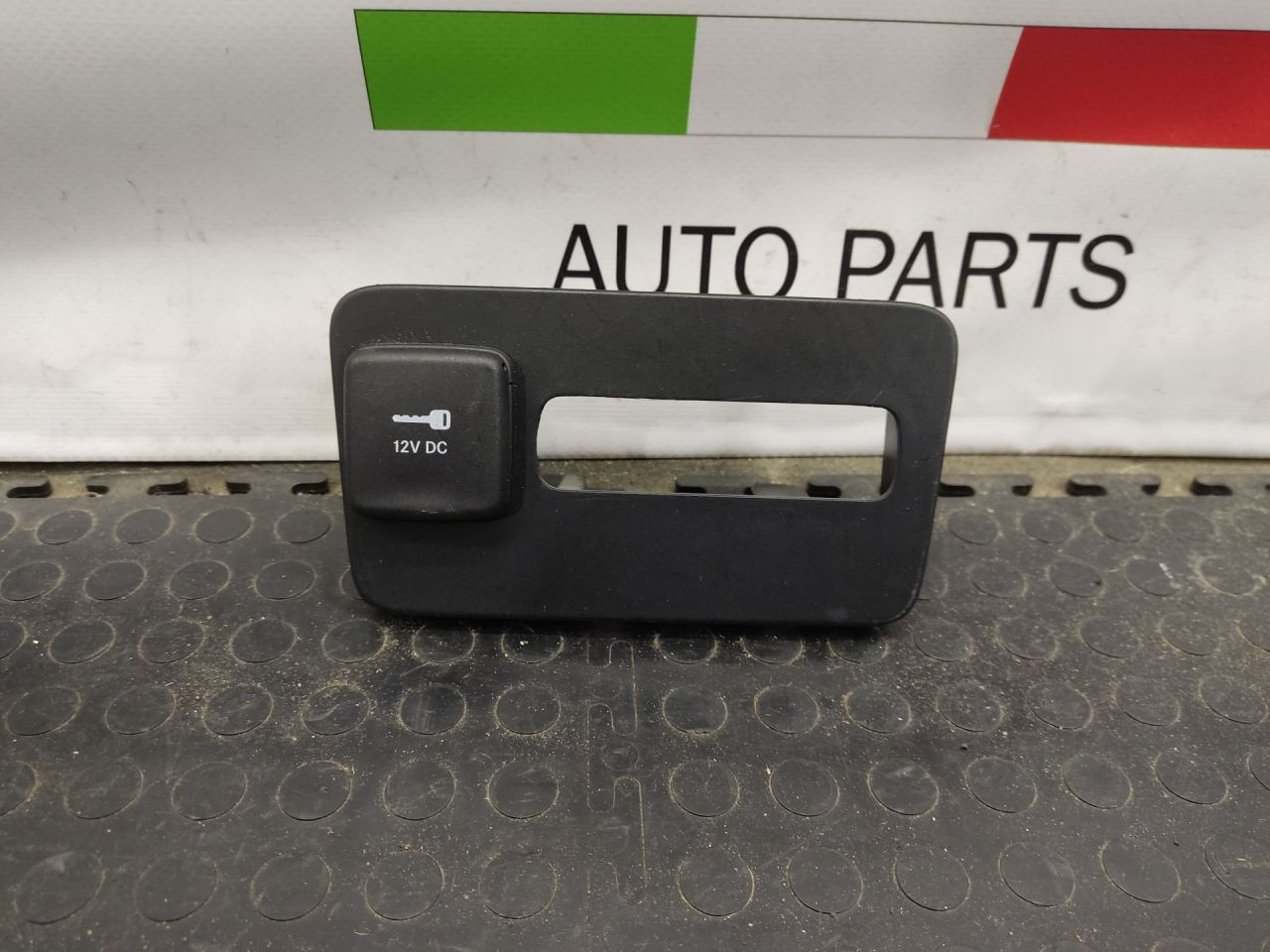 прикуриватель Alfa Romeo Giulia 2 поколение 952 2018, 2.0 л., бензин, АКПП, седан, задний привод, 156136045 - фото №1