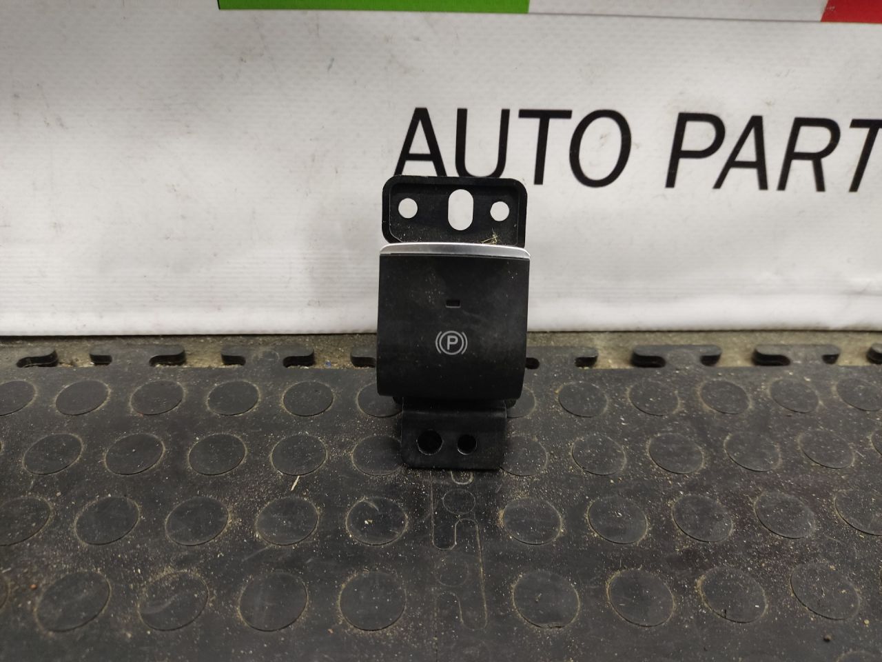 кнопка ручного тормоза (ручника) Alfa Romeo Giulia 2 поколение 952 2019, 2.0 л., бензин, АКПП, rosso red, седан, задний привод, правый руль, 156118211 - фото №1