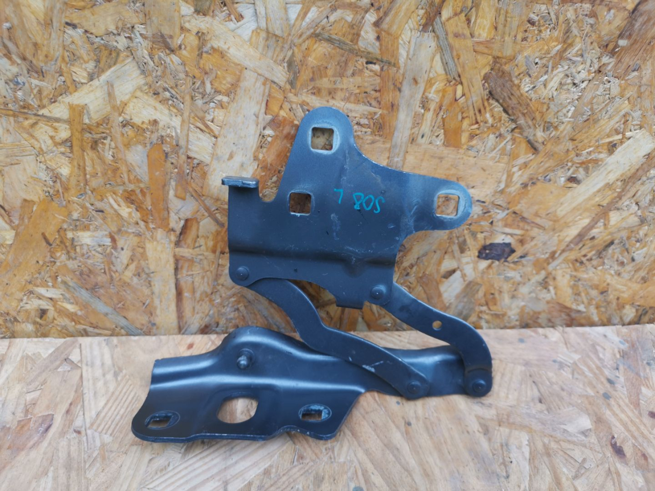 петля капота левая Alfa Romeo Stelvio 1 поколение 949 2019, 2.2 л., дизель, АКПП, внедорожник 5 дв., полный привод, правый руль - фото №1