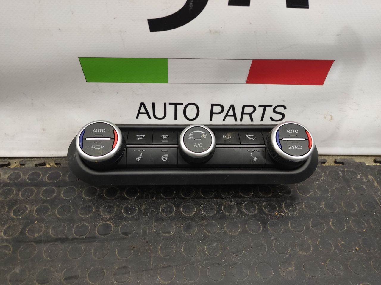 блок управления печки / климат-контроля Alfa Romeo Giulia 2 поколение 952 2019, 2.0 л., бензин, АКПП, rosso red, седан, задний привод, правый руль, 1561390607 - фото №1