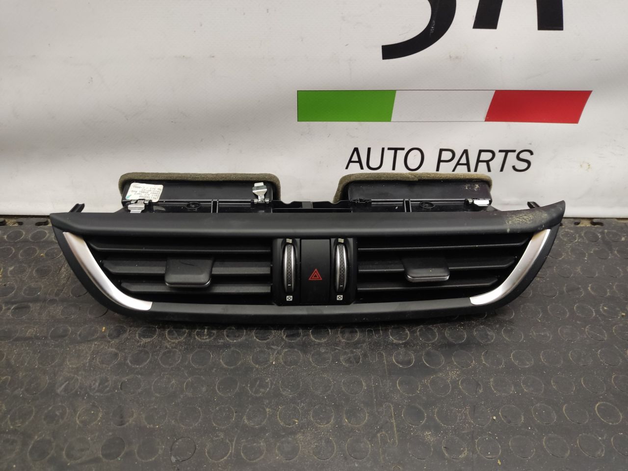 дефлектор обдува салона Alfa Romeo Giulia 2 поколение 952 2019, 2.0 л., бензин, АКПП, rosso red, седан, задний привод, правый руль, 464000934 - фото №1