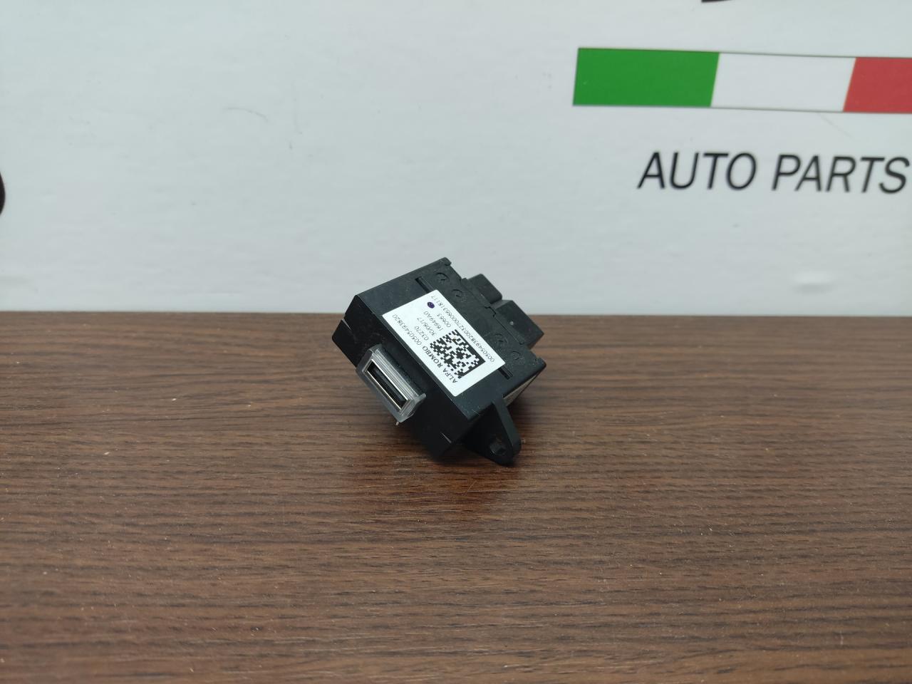 разъем AUX / USB Alfa Romeo Stelvio 1 поколение 949 2018, 2.0 л., бензин, АКПП, vesuvio gray metallic, внедорожник 5 дв., полный привод, правый руль, 50549382 - фото №1